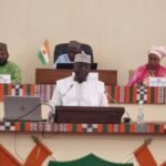 <p><strong>Kudin Pública: Binciken Mamane Sidi</strong></p>
<p>Mamane Sidi, sanannen masani a fannin harkokin kudi, ya kasance cikin jagorancin kudi na gwamnati. Ya taka muhimmiyar rawa wajen inganta tsarin kula da kuɗaɗen jama’a a Nijer. Kodayake a wannan lokacin, an samu kalubale da dama, an kuma yi ƙoƙari don rage zaman kashe wando da inganta samar da kudaden shiga.</p>
<p>Harkokin gudanar da kuɗaɗen gwamnati a Nijer sun samu karbuwa ta hanyar shirin da Mamane Sidi ya kirkiro. Wannan shirin ya haɗa da inganta tsarin tattara haraji, daidaita kudaden da aka ware wa ƙananan hukumomi, da kuma kulawa da kudaden da aka kashe.</p>
<p>Mamane Sidi ya yi la’akari da bukatun al’umma, tare da ba da muhimmanci ga shirin ci gaba, tare da tabbatar da cewa kudi suna zuwa bisa ingantaccen tsarin tafiyar da kudi. A gefe guda, yana da matuƙar mahimmanci a ga yadda za a ci gaba da inganta wannan fanni domin samun kyakkyawar makoma ga Nijer. </p>
<p>An bayyana cewa, harkokin kudi a Nijer suna buƙatar ingantawa sosai domin cimma burin ci gaba da kuma wadata al’ummar ƙasar. Ko da yake akwai ƙalubale, damar ci gaba tana nan idan an zabi hanyar da ta dace wajen gudanar da kuɗaɗen gwamnati.</p>