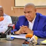 <p><strong>Crise des licences au Niger : la FENIFOOT s&rsquo;exprime et adopte une position ferme</strong></p>
<p>La Fédération Nigérienne de Football (FENIFOOT) a récemment décidé de sortir de son silence concernant la crise des licences qui secoue le football au Niger. L&rsquo;instance dirigeante a pris des mesures claires pour aborder les problèmes liés à la délivrance des licences aux clubs et aux joueurs.</p>
<p>Face aux nombreuses préoccupations soulevées par les acteurs du milieu, la FENIFOOT exprime sa détermination à résoudre la question des licences de manière rigoureuse. Un communiqué a été émis afin de clarifier la situation et d&rsquo;affirmer son engagement envers la régularisation des pratiques au sein de la fédération.</p>
<p>Cette annonce survient dans un contexte tendu où la crédibilité de la fédération est mise en question. La FENIFOOT insiste sur le fait que chaque club doit respecter les normes établies pour garantir la transparence et l&rsquo;intégrité des compétitions. Les responsables entendent prendre des mesures strictes pour éviter tout manquement à la réglementation.</p>
<p>En adoptant un ton ferme, la FENIFOOT cherche à restaurer la confiance des acteurs sportifs et à assurer un cadre de jeu sain pour tous. Les prochaines semaines seront cruciales alors que la fédération s’efforce de résoudre cette crise persistante dans le football nigérien.</p>