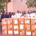 <p><strong>Zinder : Distribution de 43 cartons de ballons aux établissements scolaires pour le football</strong></p>
<p>Zinder a récemment distribué 43 cartons de ballons aux écoles afin de soutenir le développement du football scolaire. Cette initiative vise à encourager les jeunes à participer à des activités sportives et à promouvoir le football comme une discipline essentielle au sein des établissements éducatifs.</p>