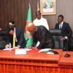 <p><strong>Nijar–Sin: Niamey na sake tattaunawa kan man fetur</strong></p>
<p>Nijar da Sin suna kan tattaunawa akan sabbin dokoki da ka’idoji na cinikin man fetur. Wannan yarjejeniya ta zama dole wajen inganta hadin gwiwa tsakanin kasashen biyu, tare da tabbatar da cewa Nijar na samun riba mai kyau daga dukkan fayilolin da suka shafi man fetur. Hakan zai taimaka wajen inganta tattalin arzikin Nijar da kuma habaka ci gaban kasar. </p>
<p>A wannan lokaci, gwamnatin Nijar na aiki tukuru wajen kare hakkin ta da samun kyakkyawan tsari a cikin wannan sabuwar yarjejeniya. Ana sa ran wannan mataki zai kara karfafa dangantaka tsakanin Nijar da Sin a fannin man fetur.</p>