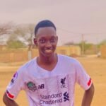 <h3>Harouna Dolla du Racing Club Koira Kano : Un attaquant prêt à marquer l&rsquo;histoire</h3>
<p>Harouna Dolla, attaquant du Racing Club Koira Kano à Niamey, est animé par une volonté farouche de laisser sa marque dans le monde du football. Sa détermination transparaît sur le terrain, où il s&rsquo;efforce de se distinguer et d’écrire son propre récit. Dolla vise à devenir une figure emblématique pour son club et à inspirer les jeunes talents dans la région. Sa passion et son engagement font de lui un joueur incontournable, prêt à affronter tous les défis pour atteindre ses objectifs.</p>