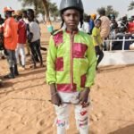 <p><strong>Sports Équestres : Samaila Amadou, un jeune jockey dynamique et passionné</strong></p>
<p>Dans le domaine des sports équestres, Samaila Amadou se distingue comme un jeune jockey passionné. Son amour pour l&rsquo;équitation et son dévouement envers les chevaux font de lui une figure prometteuse. Avec un esprit compétitif et une grande détermination, il continue de progresser dans sa carrière, attirant l’attention des amateurs de courses équestres. Sa passion pour cette discipline privilégiée le pousse à relever de nouveaux défis et à exceller dans chaque compétition.</p>